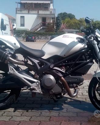 Ducati Monster 696 Plus