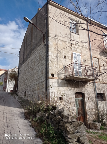 Casa in pietra con giardino a 25 km dal mare