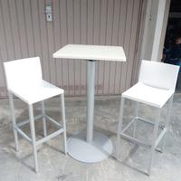 Sedie 40 PZ più 1 tavolo alto con 2 sgabelli