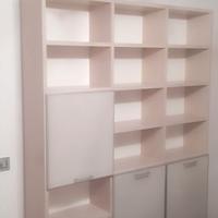 Libreria con ante in vetro temperato colorato