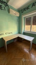 Scrivania angolare bianca – ampia e moderna