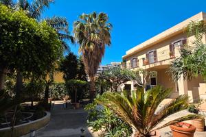 Villa indipendente con ampio terreno edificabile