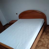 struttura letto, materasso e un comodino