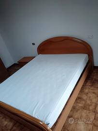 struttura letto, materasso e un comodino
