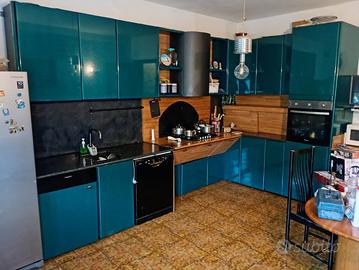 CUCINA MODERNA VERDE PETROLIO CON ELETTRODOMESTICI