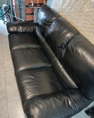 divano in pelle nero