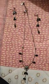 Collana con orecchini lunghi