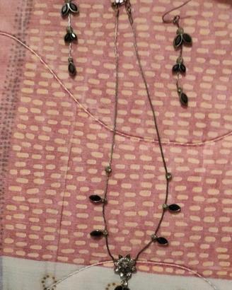 Collana con orecchini lunghi