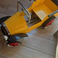 auto a pedali in  lamiera