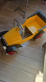 auto a pedali in  lamiera