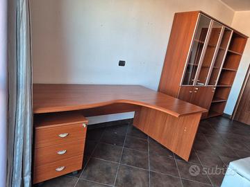 Studio con Scrivania e Libreria