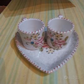 tazzine da caffè e vassoio