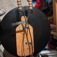 Strumento per tenere il prosciutto