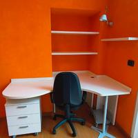 Scrivania angolare con mensole e accessori