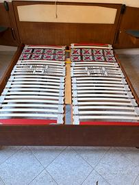 Letto e comò vintage con reti elettriche e materas