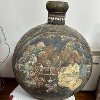 Anfora decorata in metallo
