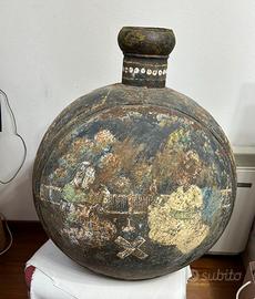 Anfora decorata in metallo