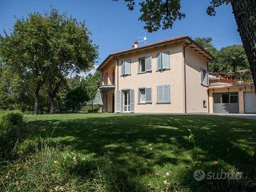 Villa di 300 m² con più di 5 locali e box auto a A