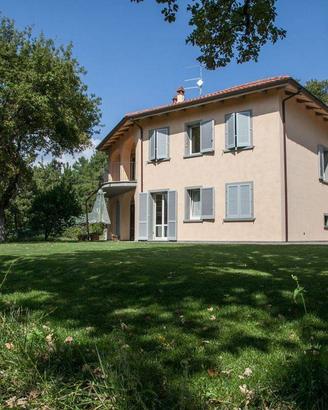 Villa di 300 m² con più di 5 locali e box auto a A