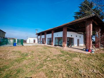 Cascina agricola da personalizzare con Allevamento