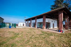 Cascina agricola da personalizzare con Allevamento