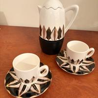 Caffettiera in porcellana con set di tazze