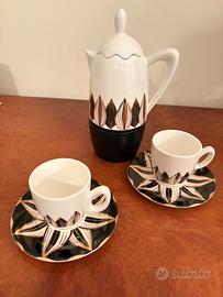 Caffettiera in porcellana con set di tazze