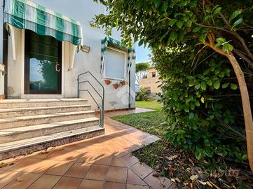 VILLA A SCHIERA A PONTE SAN NICOLÒ