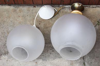 Coppia di lampade vintage con profili orlati