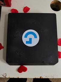 playstation 4 con cuffie da gaming e joystick