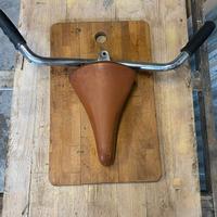 Trofeo vintage con sellino e manubrio bici