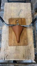 Trofeo vintage con sellino e manubrio bici