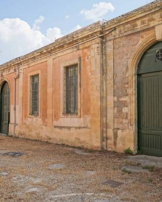 Palazzo / Stabile di 487 m² con più di 5 locali a 