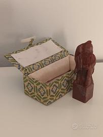 Scultura orientale in pietra rossa anni '60/'80