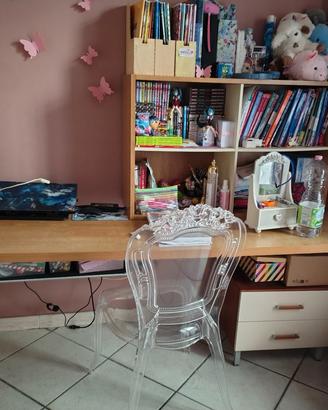 scrivania completa di scaffale e cassetti