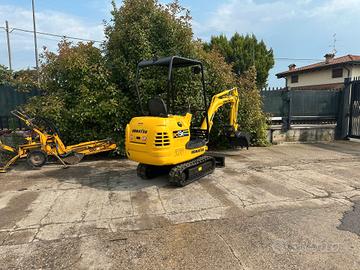 E237 - Escavatore 15 q Komatsu PC15 con pinza