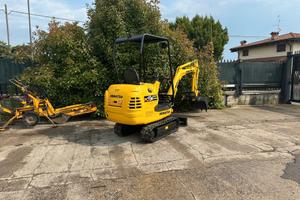 E237 - Escavatore 15 q Komatsu PC15 con pinza