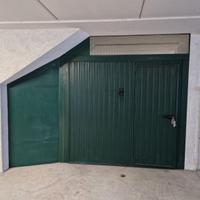 Portone basculante con porta