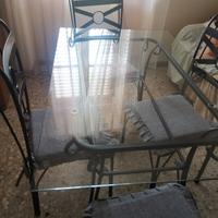 tavolo in vetro e sedie in ferro battuto