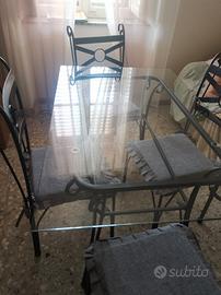 tavolo in vetro e sedie in ferro battuto
