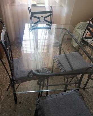 tavolo in vetro e sedie in ferro battuto