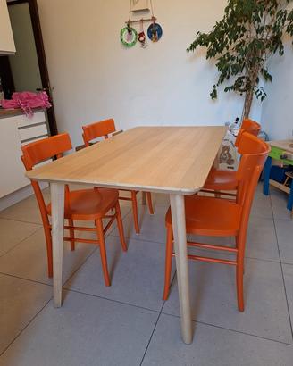 Sedie in legno arancioni
