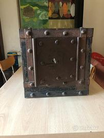 Cassaforte antica vintage dell’800