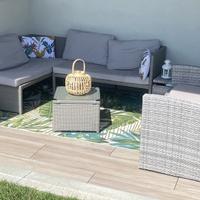 1 divanetto angola e 1 lineare  con tavolino