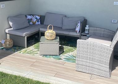 1 divanetto angola e 1 lineare  con tavolino