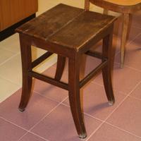 Sgabello in legno antico