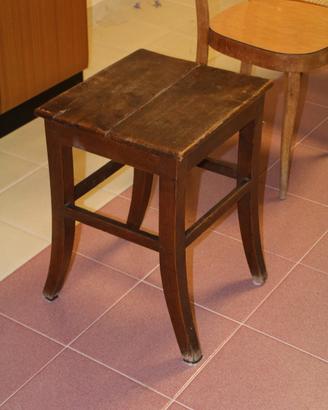 Sgabello in legno antico