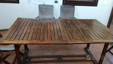 tavolo con sedie da giardino 