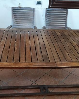 tavolo con sedie da giardino 
