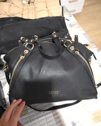 Borsa Liu Jo nera con dettagli oro e tracolla